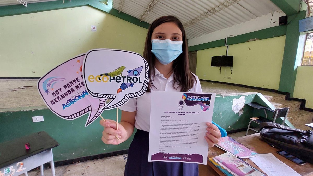 Fotografía cedida hoy por la fundación She Is donde aparece la representante del municipio colombiano de Santa María en el programa 