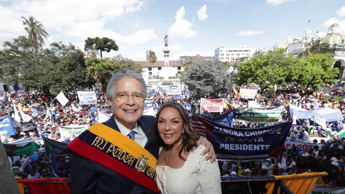 El presidente de la República, Guillermo Lasso, recibió respaldo de los ciudadanos en la Plaza Grande, en su primer año de gestión.