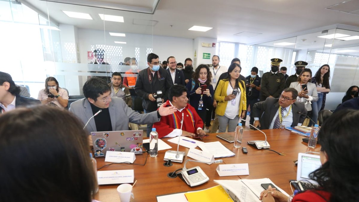 Durante la reunión hubo un intercambio de criterios y acusaciones entre el asambleísta Vinueza (izquierda) y el abogado Abad (derecha).