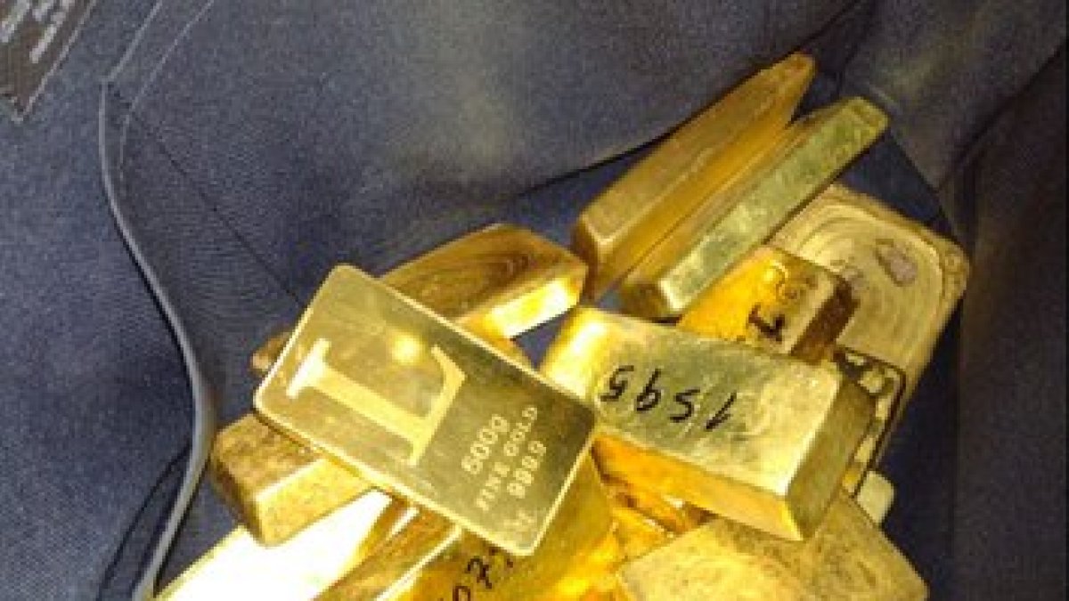 Evidencias. Los lingotes de oro fueron decomisados por los agentes junto con armas y dinero en efectivo.