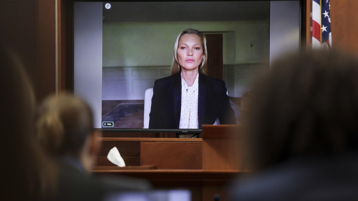 La modelo Kate Moss testifica por videollamada en el juicio que enfrenta a Johnny Depp y su exesposa, la también actriz Amber Heard, por difamación, este 25 de mayo de 2022, en Fairfax, Virginia.