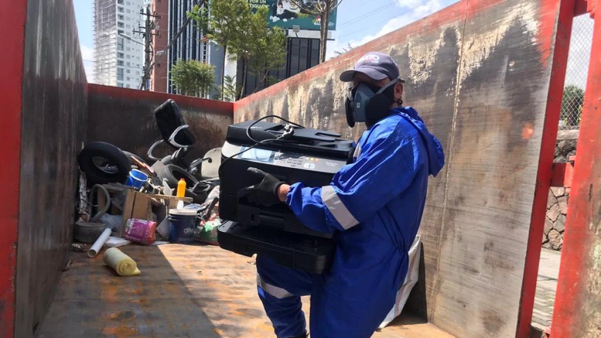 Las personas optan por vender o entregar los objetos grandes inservibles a personas de la calle.