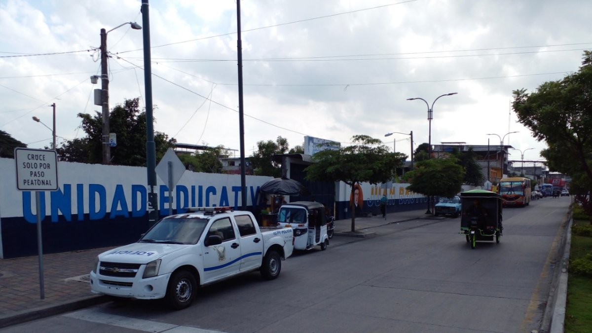Un patrullero estuvo apostado en las afueras del colegio Juan Bautista Aguirre de Daule, luego del asesinato de un estudiante.