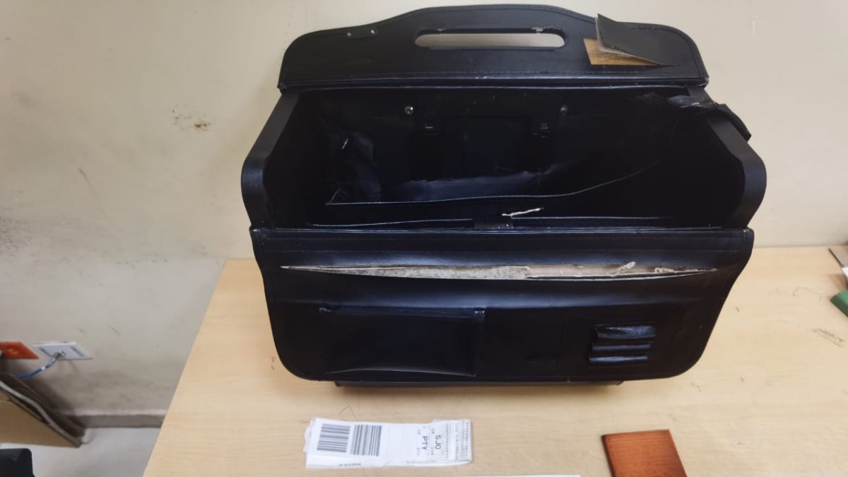 La maleta contenía dos láminas con 1.430 gramos de cocaína.