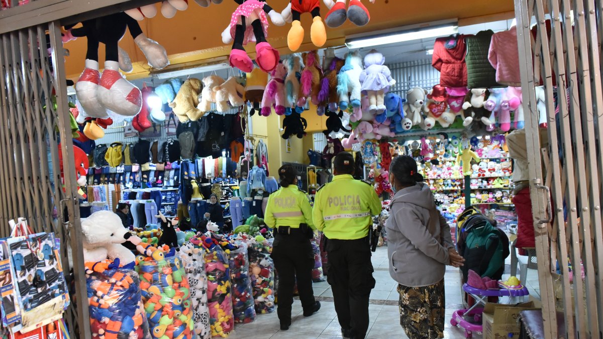 Tarea. Miembros de la Policía realizan rondas en los locales afectados.
