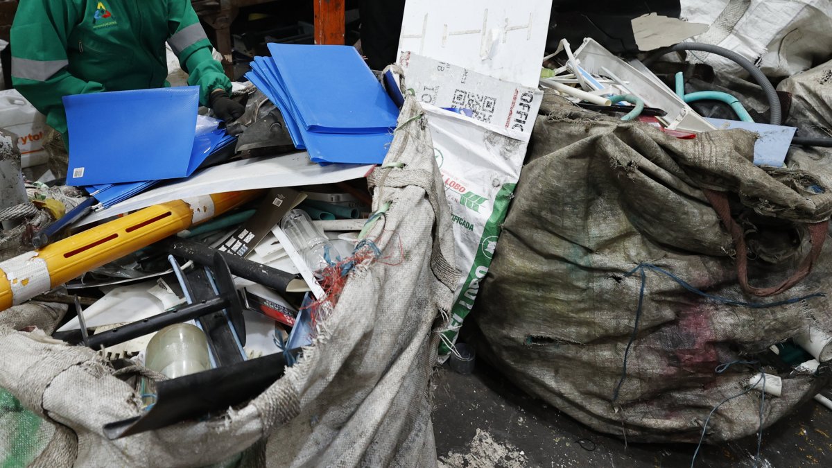 A todos los desperdicios que Manuel Cuero encuentra en la calle les da un valor agregado.
 EFE/ Mauricio Dueñas Castañeda