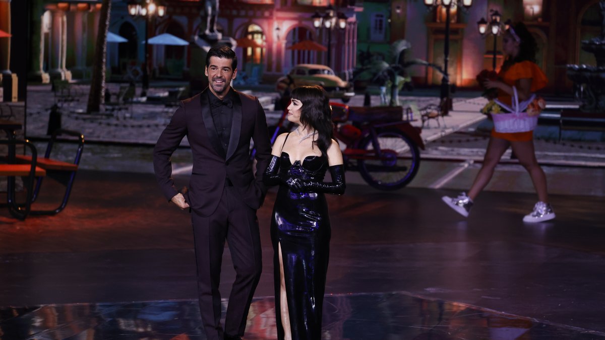 Lali Espósito con Miguel Ángel Muñoz en los premios Platino 2022.