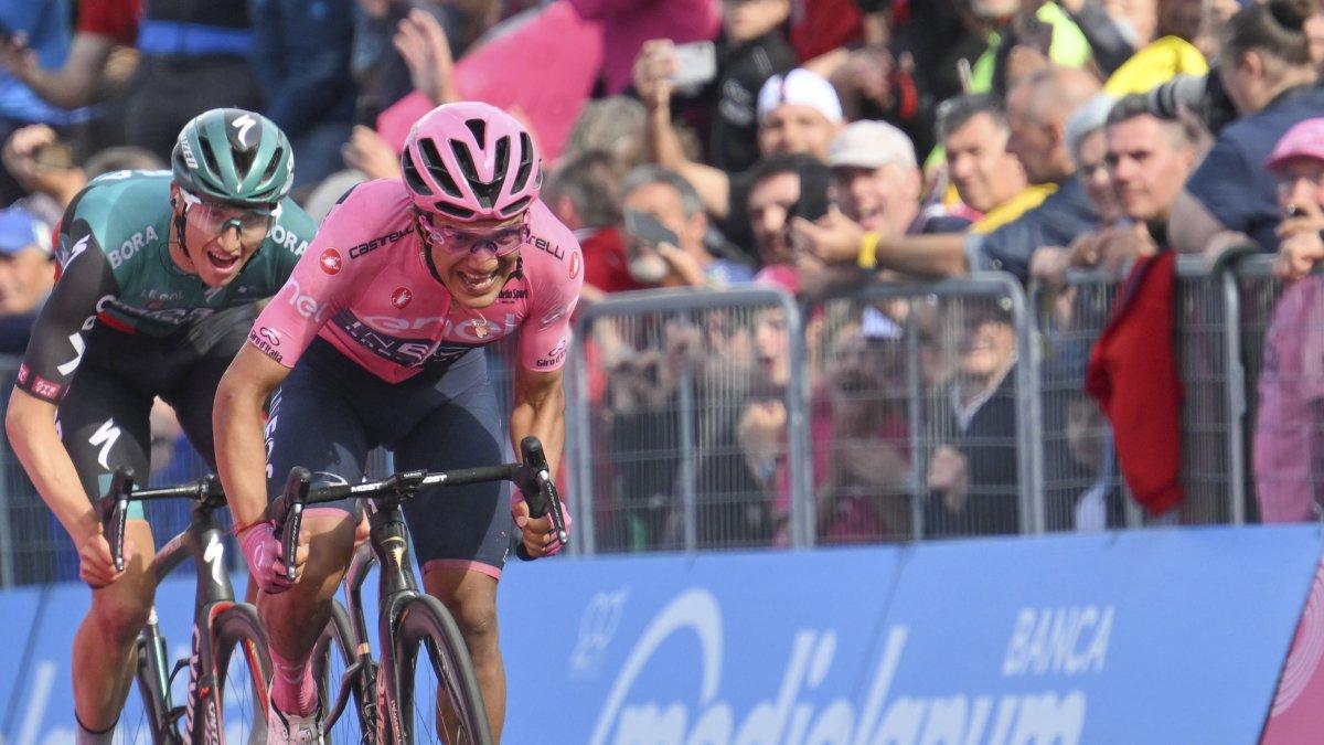 Richard Carapaz cumplió una jornada más con la maglia rosa y se apresta a dar el golpe final en la última etapa de alta montaña.