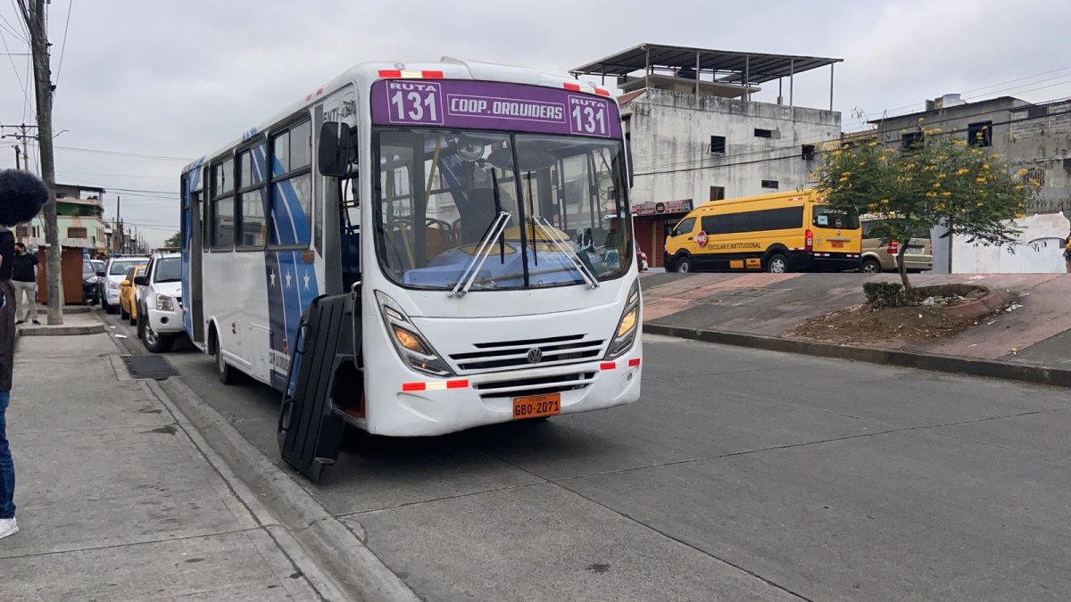 Un militar murió tras ser baleado por delincuentes en un bus.