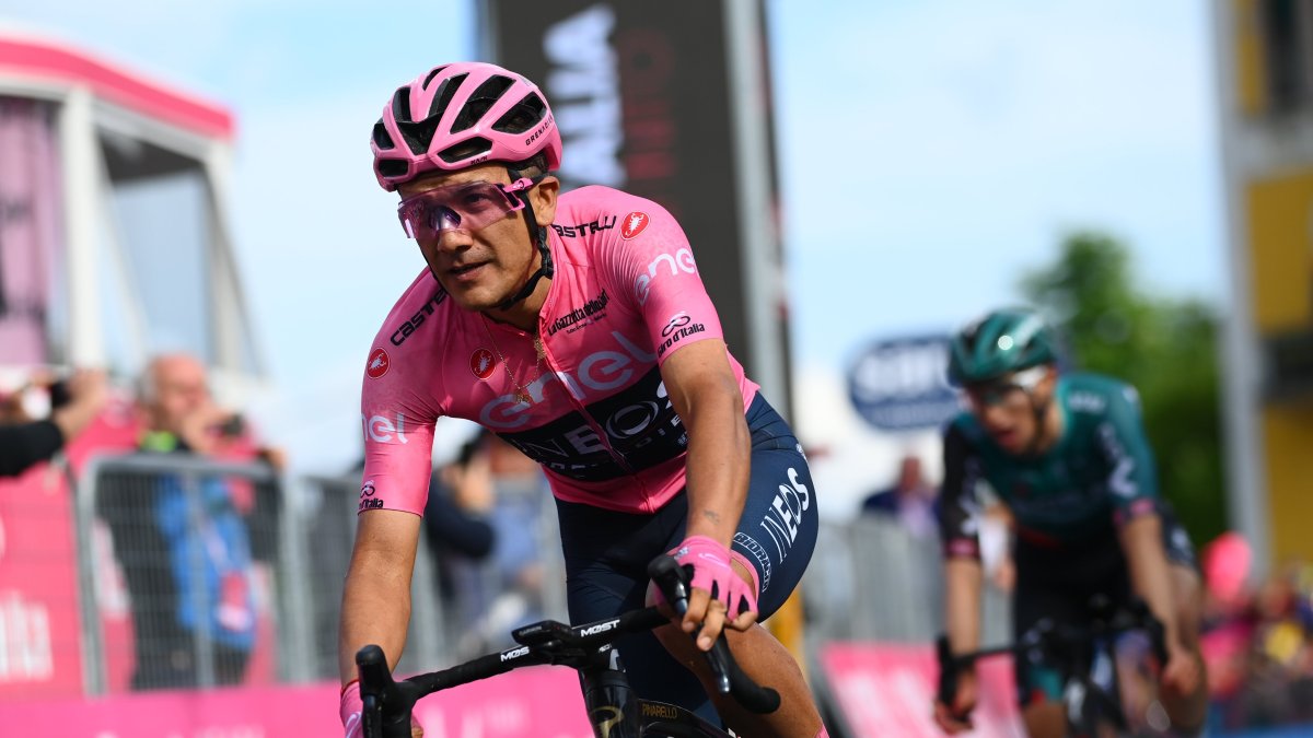 Richard Carapaz (i) ingresó en el puesto 22 la etapa 18 del Giro.