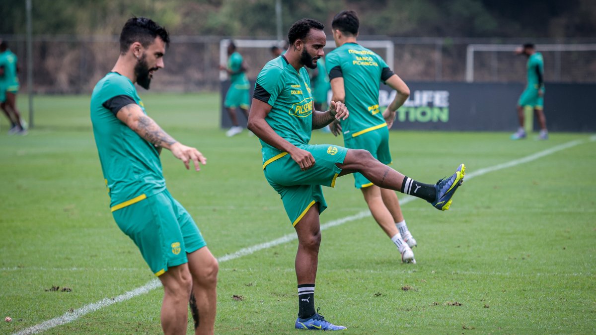 Gonzalo Mastriani (i) y Leonai Souza (d) serán titulares este domingo frente a Cumbayá en el estadio Monumental.