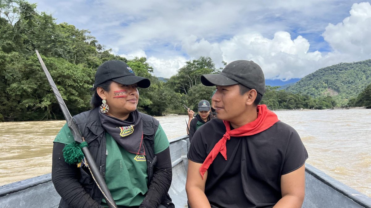 Fotografía cedida hoy por el Premio Medioambiental Goldman que muestra a los ecuatorianos Álex Lucitante (d) y Alexandra Narváez (i), dos indígenas del pueblo ancestral A'i Cofán y los ganadores del premio.