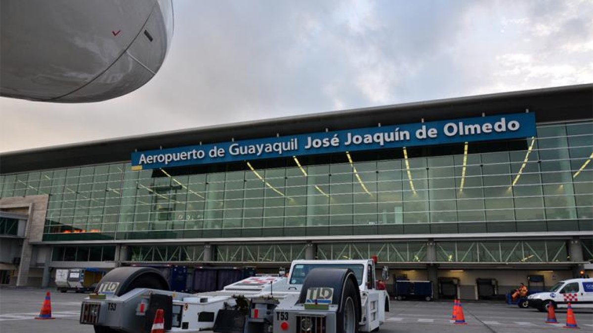 La pista del aeropuerto recibe mantenimiento para precautelar la seguridad operacional.