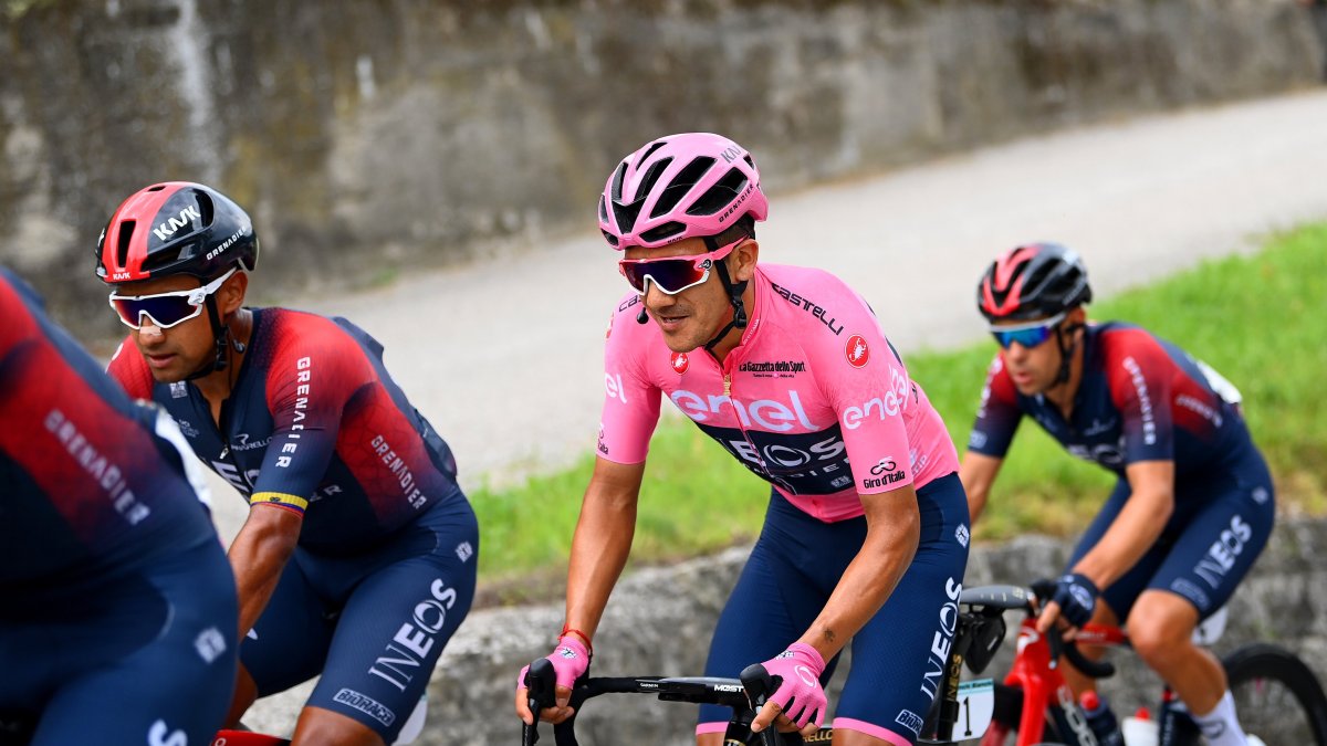 Richard Carapaz (c) declaró sentirse bien para afrontar las etapas de montaña del viernes y el sábado.