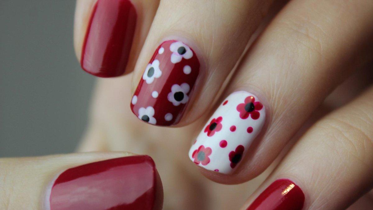Las manicuras con puntos y flores son tendencia