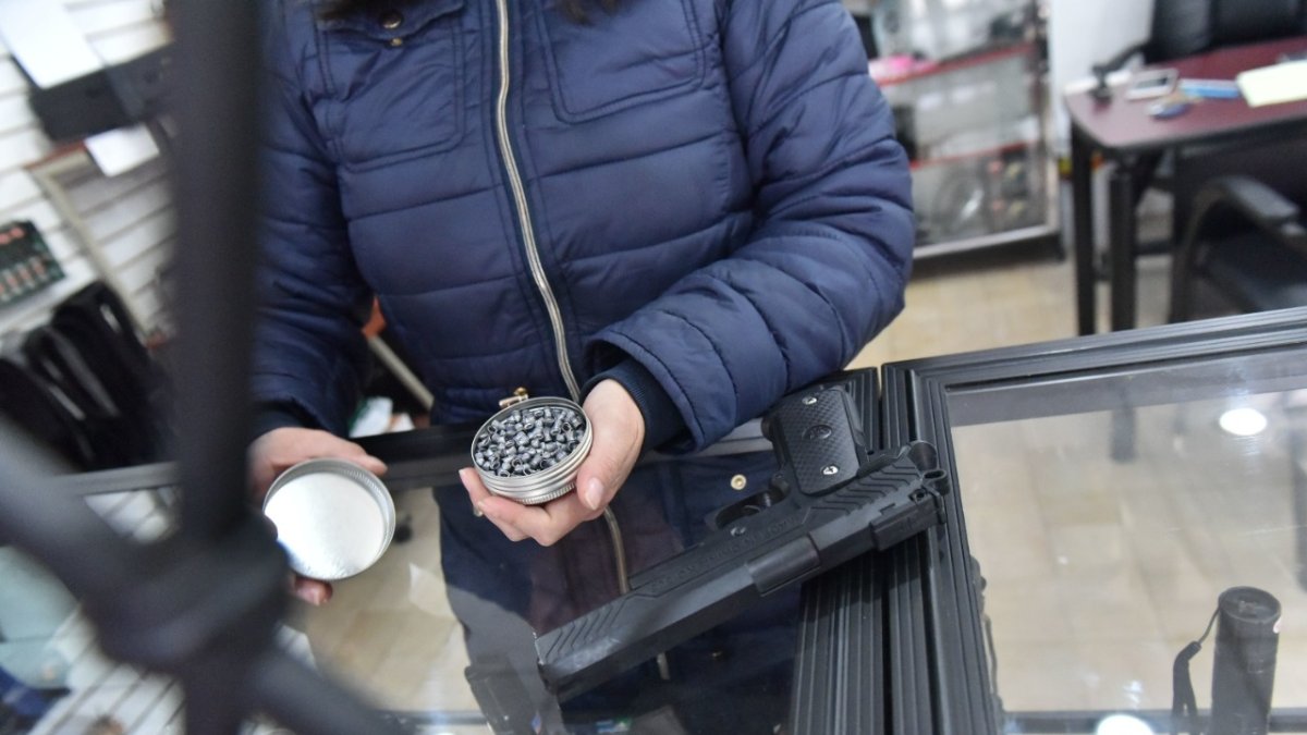 Requerimientos. Varias personas consultan a diario en las tiendas sobre los requisitos para la venta de este armamento considerado de fogueo.