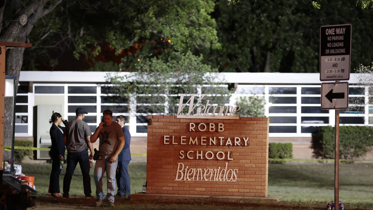 Policías e investigadores continúan trabajando en la escena del tiroteo masivo de este miércoles en la escuela de primaria Roob en Uvalde, Texas.