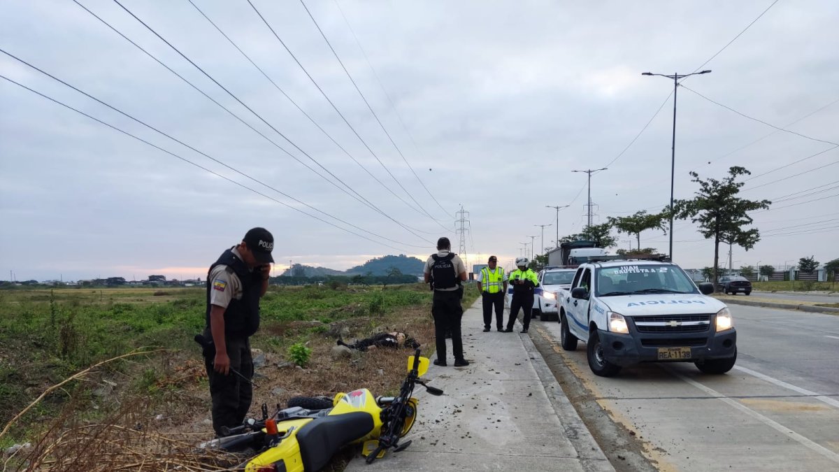 A un par de metros del cuerpo quedó una motocicleta de color amarillo.
