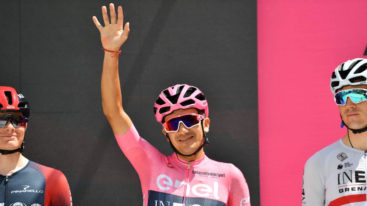 Richard Carapaz (c) conserva el liderato en el Giro de Italia 2022.