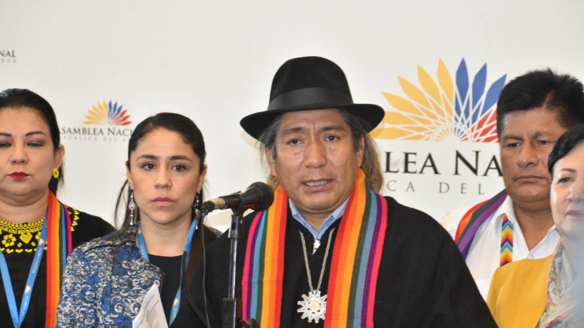 La medida fue solicitada por el jefe de Bloque de Pachakutik, Salvador Quishpe, la legisladora Sofía Sánchez (izquierda) y Marlon Santi.