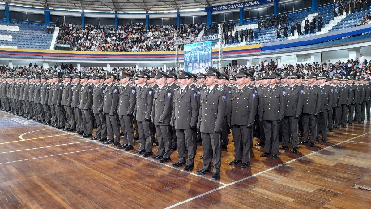 442 Policías se graduaron este viernes, de ellos 300 estarán en la ciudad de Guayaquil.