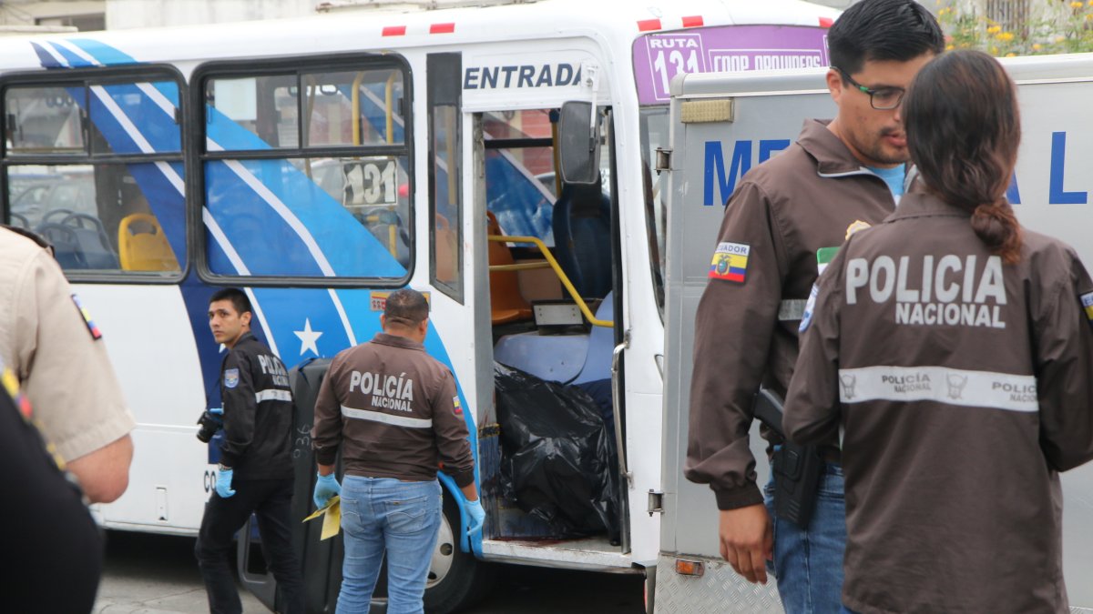 Un militar fue asesinado a tiros durante un asalto en un bus de transporte público, en Guayaquil.