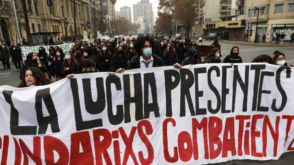 Cientos de estudiantes participan en una marcha convocada por asociaciones estudiantiles hoy, en Santiago (Chile).