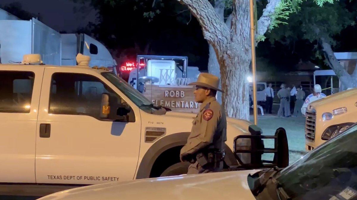 Imagen del 24 de mayo de 2022 de un policía y los investigadores en la escena del tiroteo masivo en la Escuela Primaria Robb (C) en Uvalde, Texas, EE. UU.
