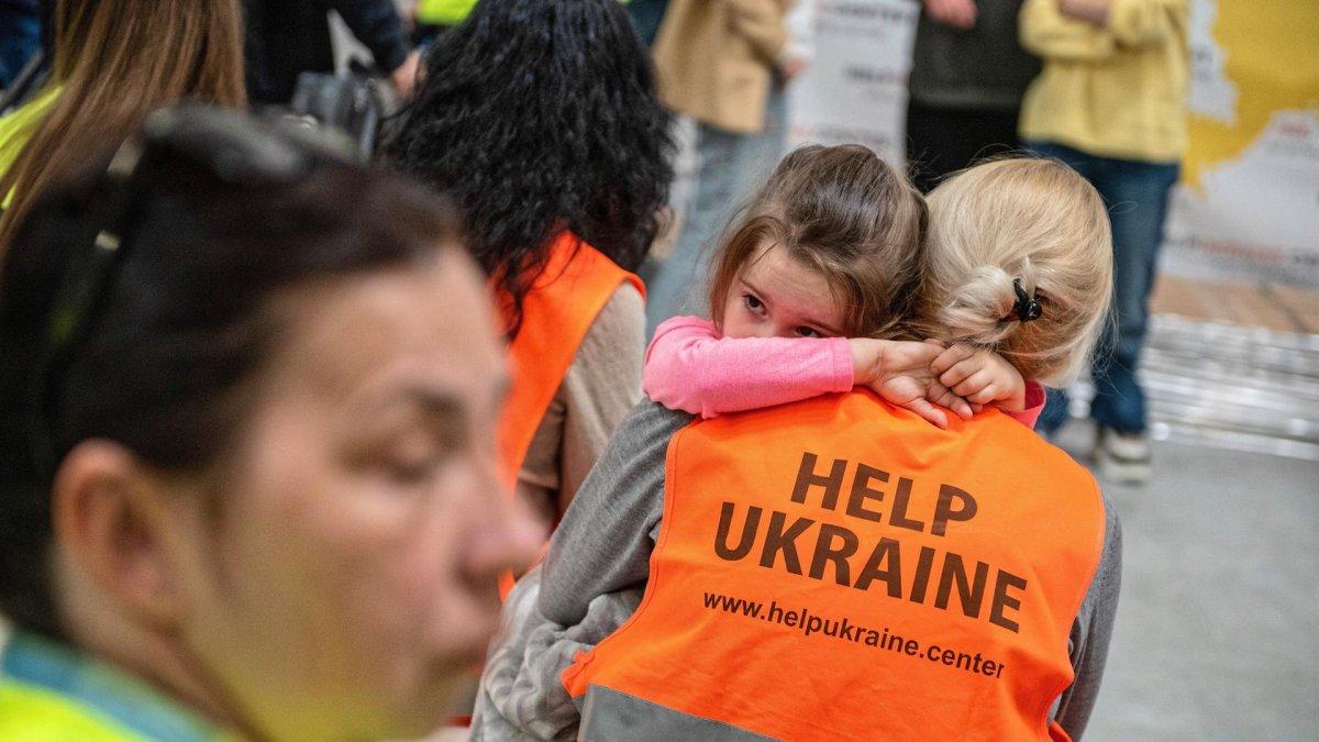 Una voluntaria consuela a una niña en un centro de ayuda a refugiados ucranianos en Lublin, Polonia.