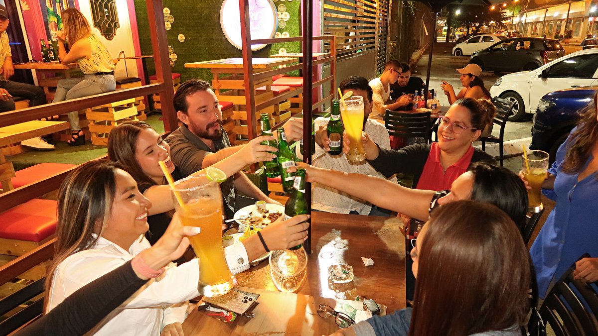 Bares. Con música a medio volumen para cantar entre amigos que disfrutan de una bebida con brindis, así disfrutan en los bares, restobares y karaokes del sector. 2.