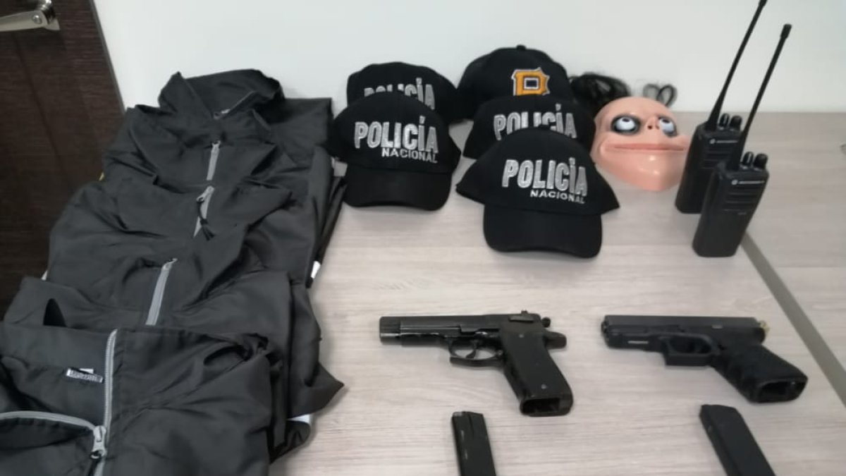 Los sujetos vestían chompas similares a las de los agentes judiciales de la Policía.