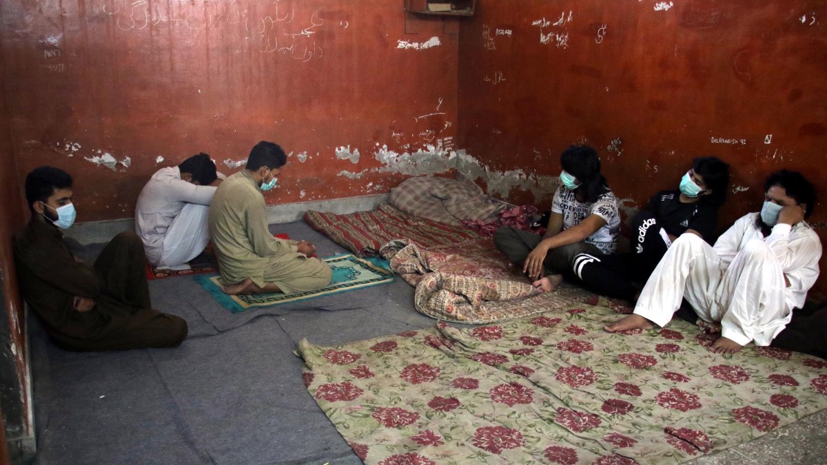 Varias personas contemplan el lugar donde las dos hermanas fueron asesinadas por sus familiares, en Pakistán.