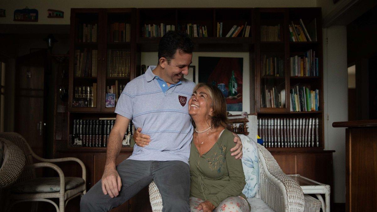 Eugenio Martínez, receptor de órganos, abraza a su madre, Beatriz del Gallego, quien fue donante de su hijo.