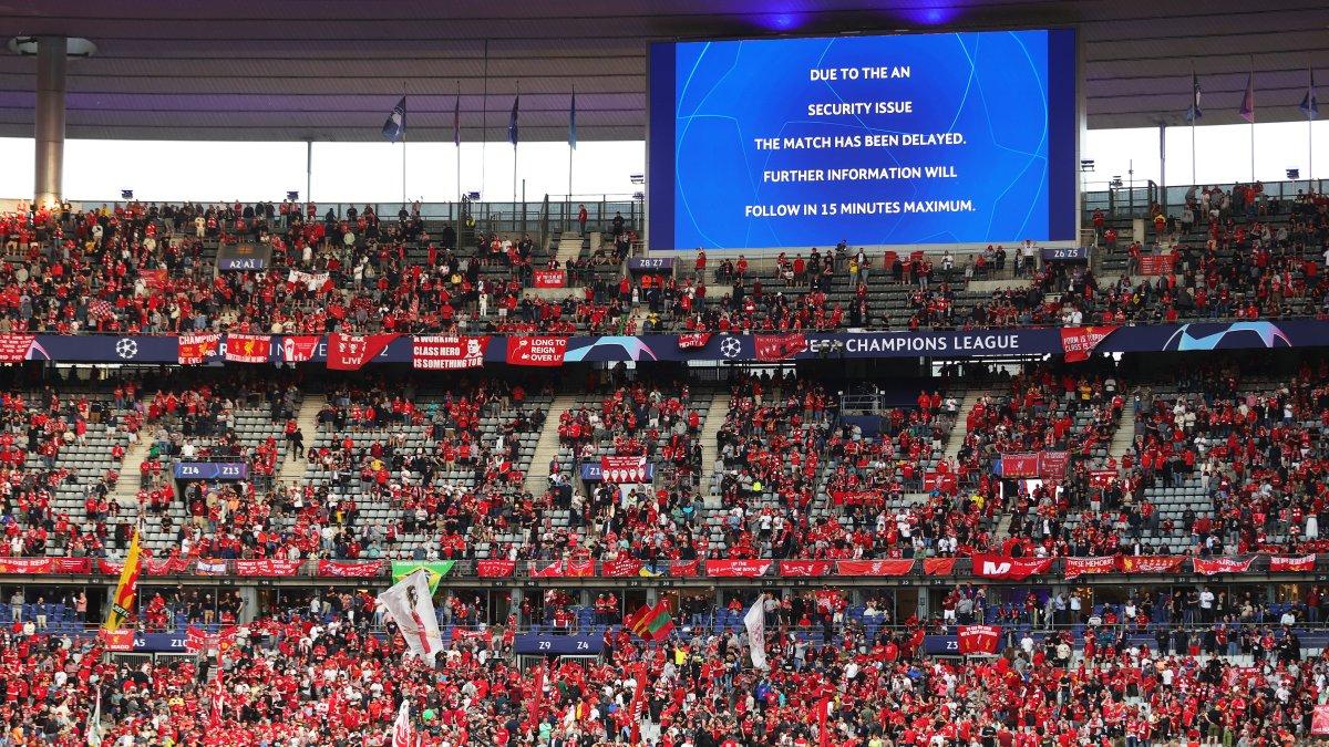 Una pantalla en el Estadio de Francia anunciando el retraso del partido entre Real Madrid y Liverpool.