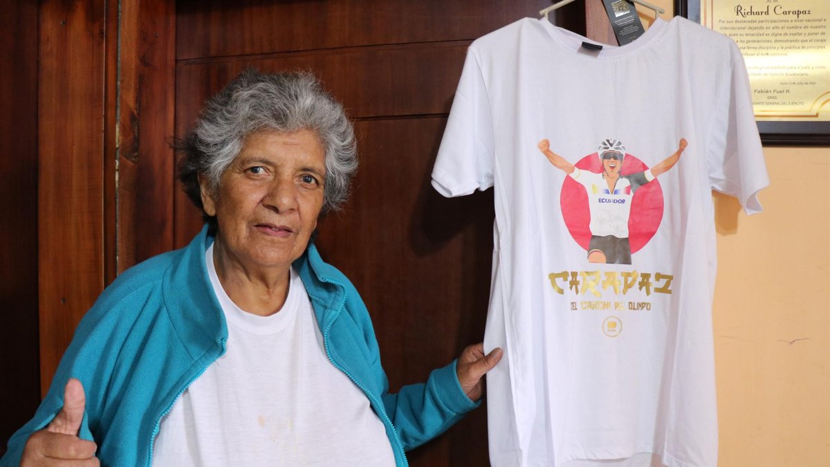La madre del ciclista ecuatoriano Richard Carapaz, Anita Montenegro, posa el 27 de mayo de 2022 en el sector de La Playita, zona rural de El Carmelo (Ecuador).