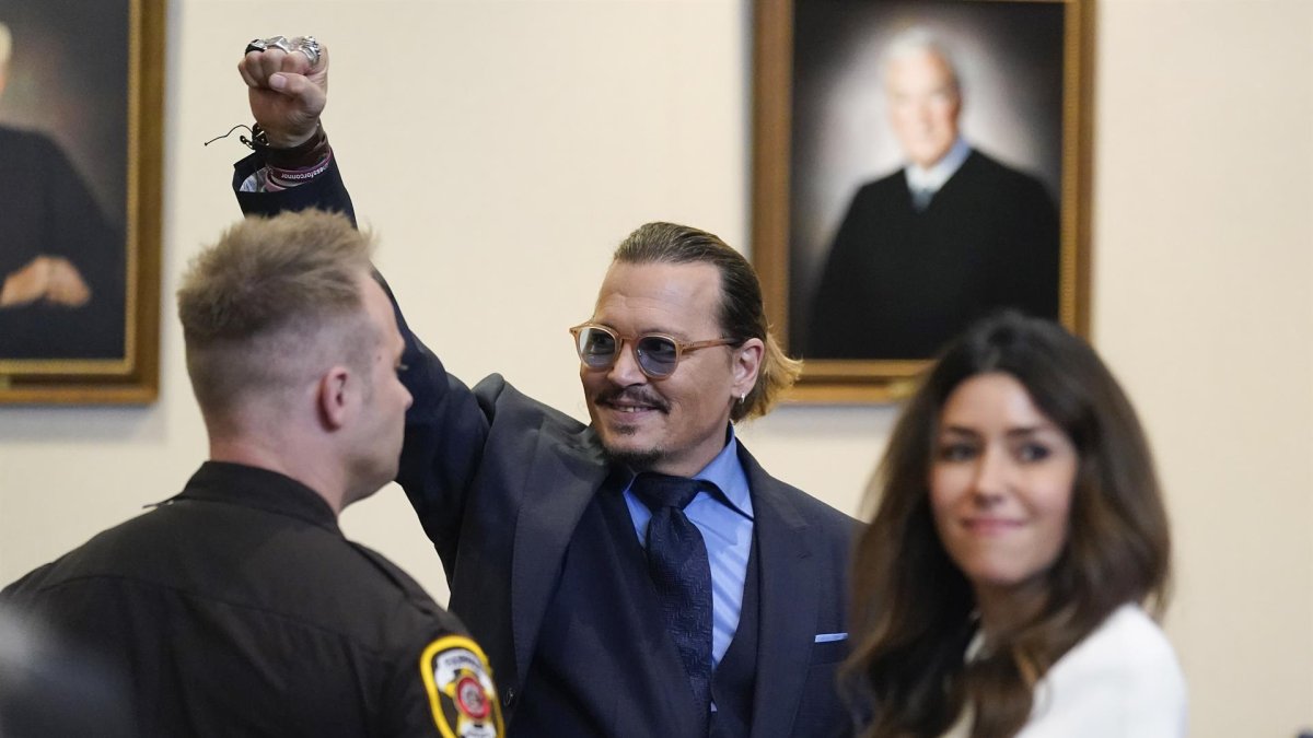 El actor estadounidense Johnny Depp hace gestos a los espectadores en el tribunal del condado de Fairfax, Virginia (EE.UU.), este 27 de mayo de 2022.