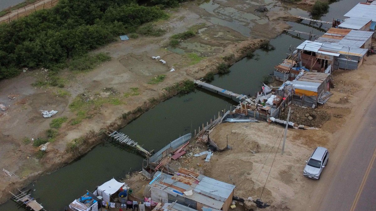 Una fotografía aérea muestra un área de la calle Venezuela, en Tumbes (Perú).