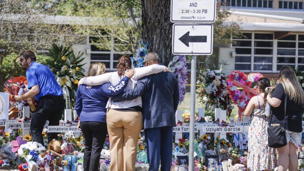 Personas se reúnen, este 28 de mayo de 2022, en un memorial conmemorativo a las víctimas del tiroteo ocurrido en la escuela primaria Robb en Uvalde, Texas, hace 4 días.