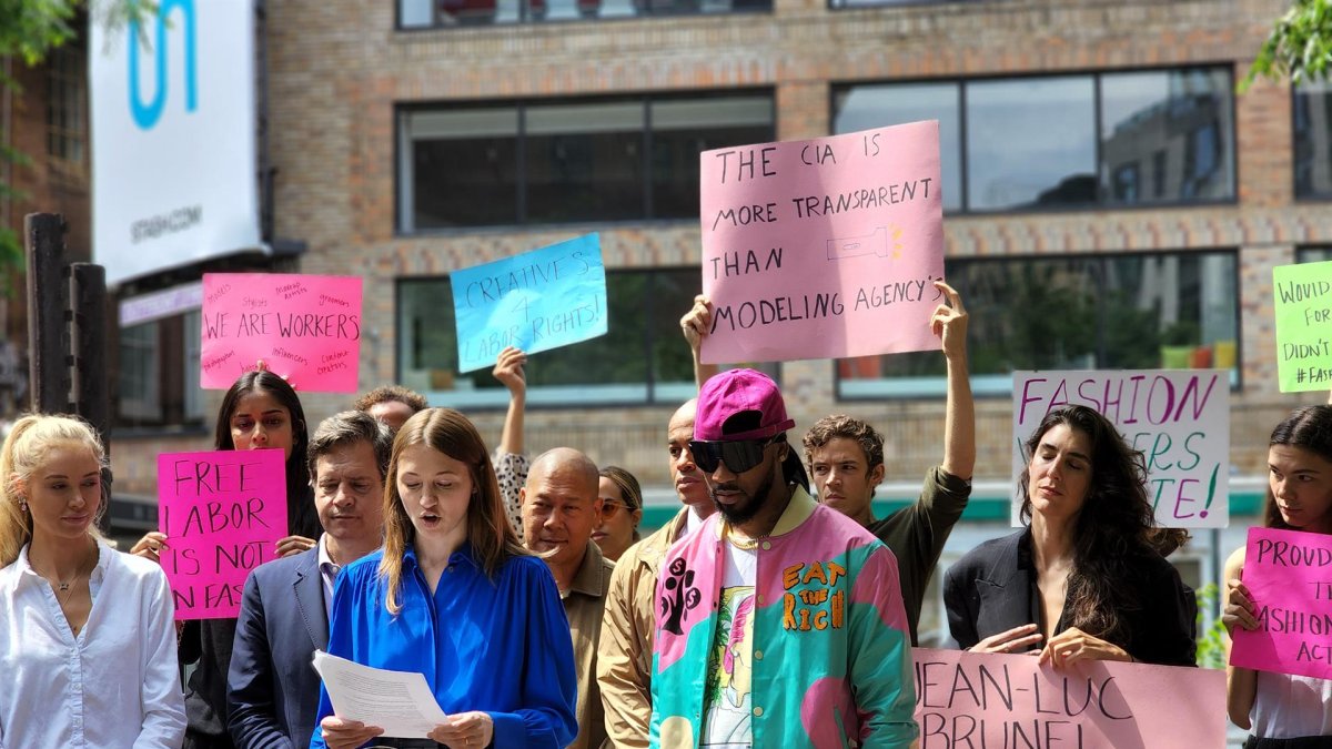 La fundadora y directora ejecutiva del grupo Model Alliance, la modelo y activista Sara Ziff (c-i), habla junto a la exmodelo Kaja Sokola (i) y el presidente del primer sindicato de empleados de Amazon, Chris Smalls