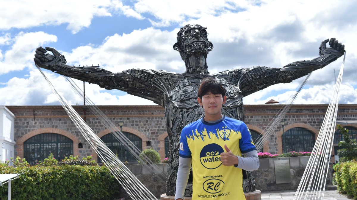 El futbolista surcoreano Chang-il Oh, figura de Leones del Norte, está contento en Atuntaqui.