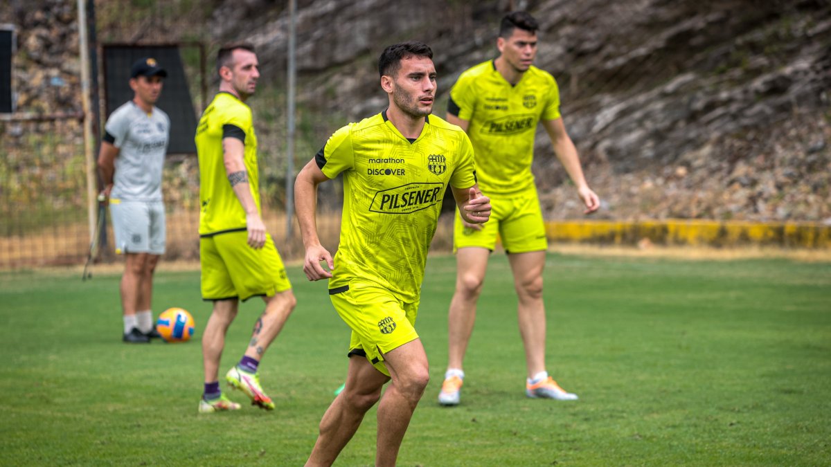 Emmanuel Martínez será el encargado del desequilibrio de Barcelona cerca del área rival.