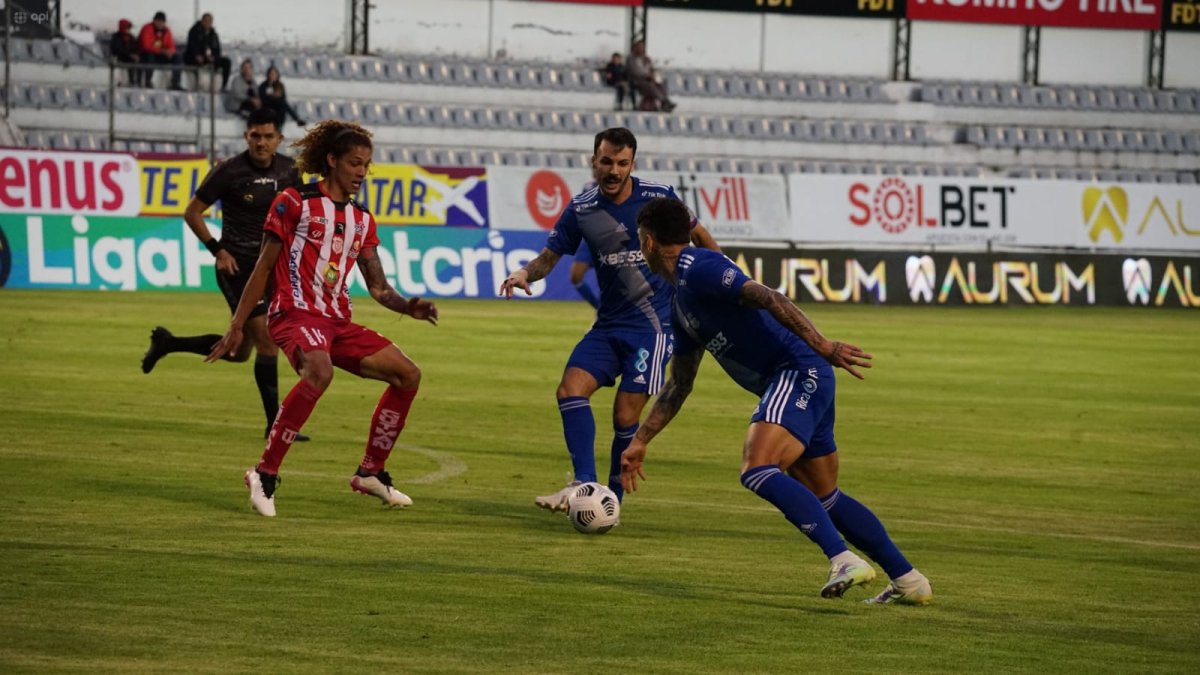 Sebastián Rodríguez, volante azul, cede una pelota a Alexis Zapata en el Bellavista.