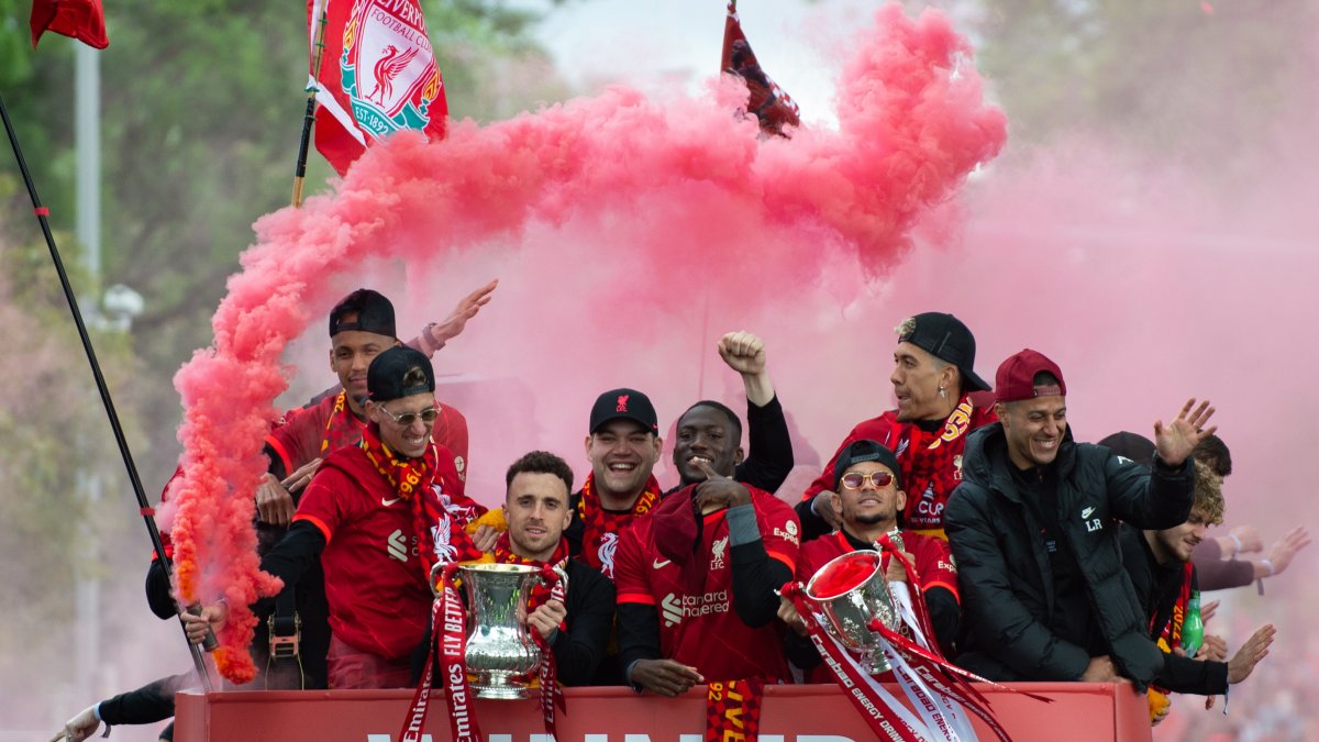 Solo han pasado unas horas desde la frustración de Saint Dennis pero los aficionados quisieron ser agradecidos con un equipo que les ha tenido en vilo hasta el último segundo de la última competición.
