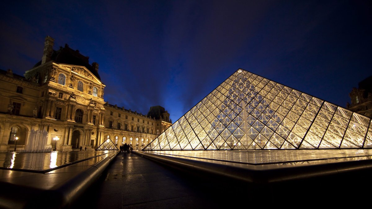 Vista de la pirámide de cristal, entrada al Museo del Louvre de París, uno de los íconos de la ciudad.