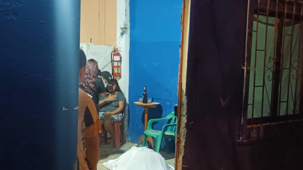 La mujer quedó tendida en la sala de su casa, donde departía con vecinos del sector.