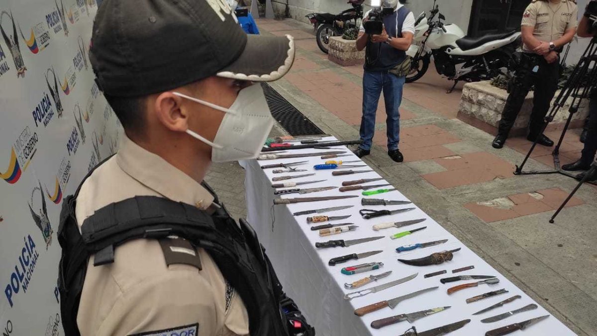 Evidencias. Cientos de  cuchillos, navajas, puñales, machetes y otros, han sido decomisados por la Policía en las calles de Quito.