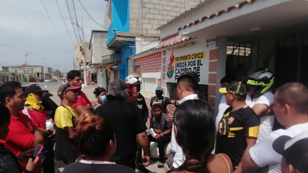 Los comerciantes acudieron hasta la casa del alcalde para seguir con sus reclamos.