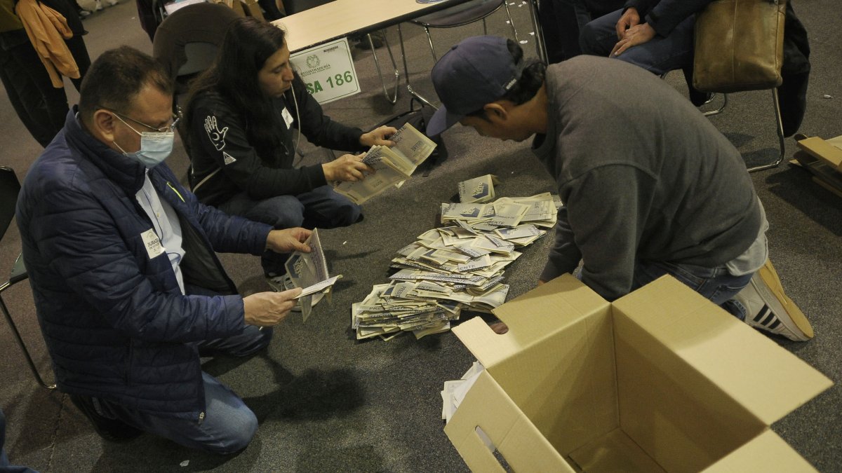 Proceso. Un grupo de jurados realiza el conteo electoral, luego de la jornada de elecciones para elegir presidente de Colombia para el periodo 2022-2026, en el recinto de Corferias en Bogotá (Colombia).