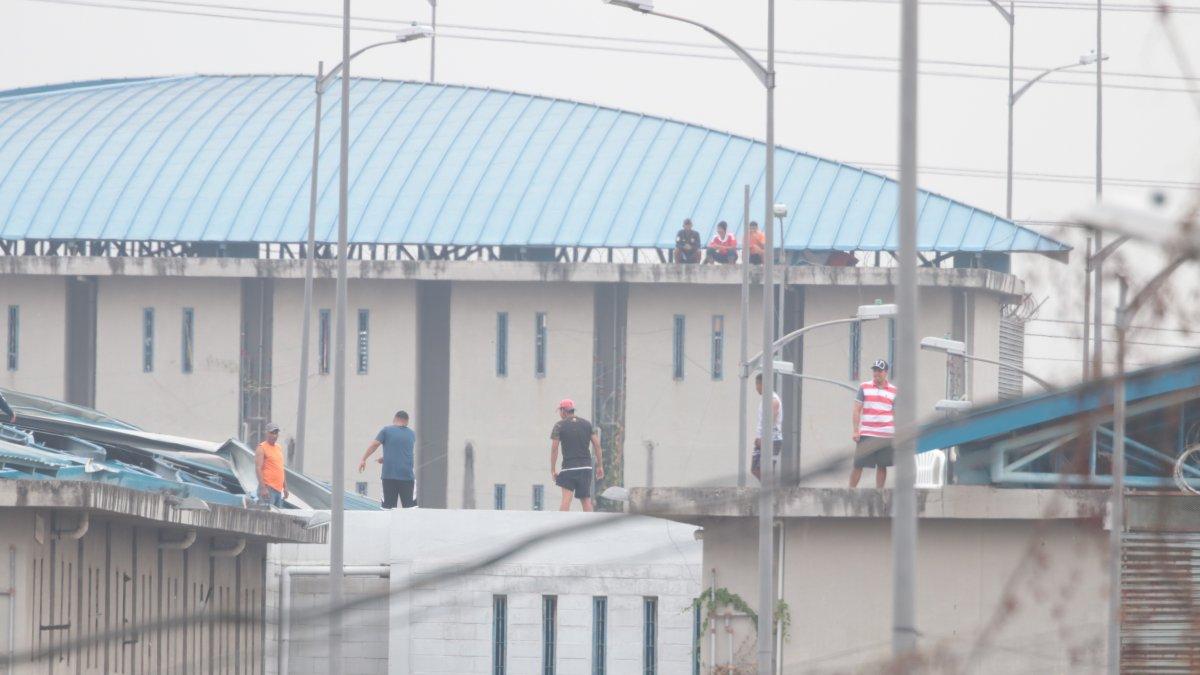 Descontrol. Varios internos en techos y terrazas de edificios del complejo carcelario que está en Guayaquil.