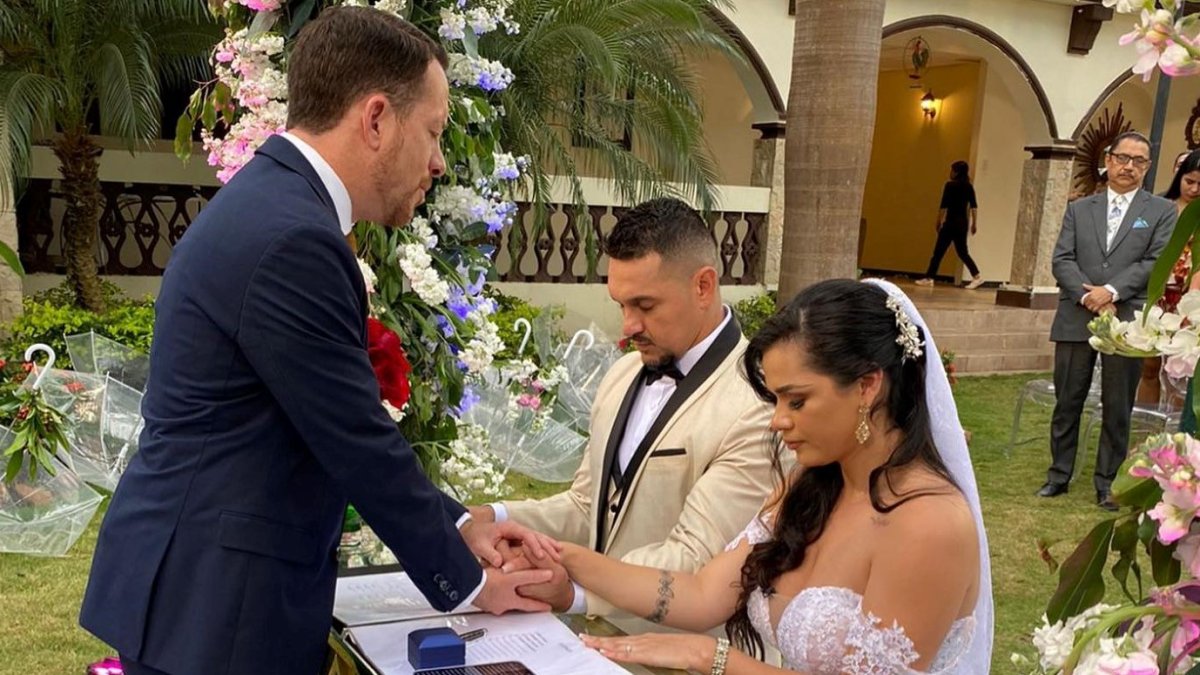 El pastor Carlos Villacrés casó a la pareja.